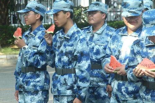 军训遇见吃瓜,吃瓜事件背后的青春记忆